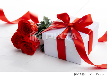 赤いリボンのギフトボックスと赤いバラの花束 赤いリボンのギフトボックスと赤いバラの花束 126945367