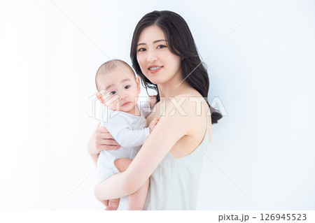 赤ちゃんを抱いた女性 赤ちゃんを抱いた女性 126945523