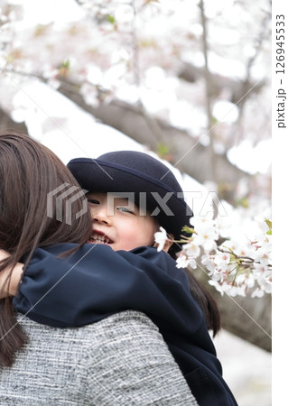 桜と入園式を迎えた3歳の女の子と母親 桜と入園式を迎えた3歳の女の子と母親 126945533