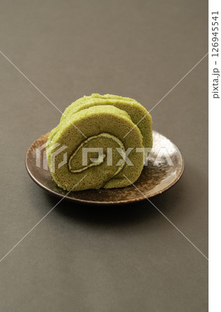 黒背景に映える抹茶ロールケーキ 126945541