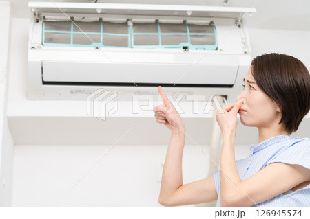 エアコンの匂いが気になる若い女性　ライフスタイルイメージ 126945574