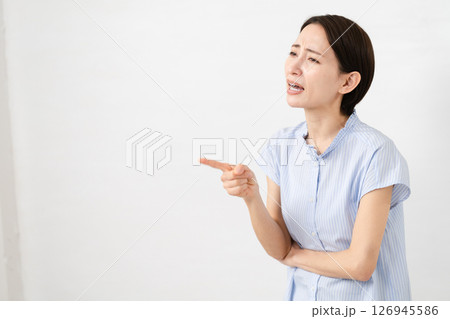 半袖の若い女性 126945586