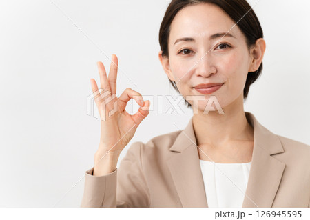 ビジネススーツを着た若い女性　ビジネスイメージ 126945595