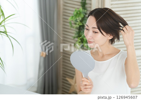 ヘアケアをする若い女性 ビューティーイメージ ヘアケアをする若い女性 ビューティーイメージ 126945607