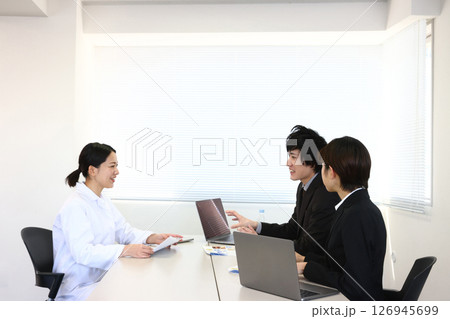 医療関係者と打合せ 医療関係者と打合せ 126945699