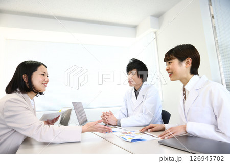 医療関係者と打合せ 医療関係者と打合せ 126945702