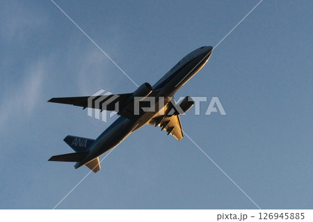 夕刻 羽田空港C滑走路を離陸し夕陽のオレンジ色に染まり飛行するANA 旅客機 夕刻 羽田空港C滑走路を離陸し夕陽のオレンジ色に染まり飛行するANA 旅客機 126945885