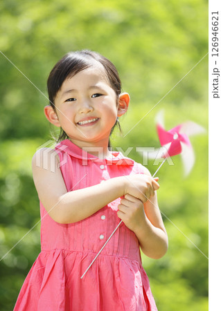 かざぐるまを持って笑う少女 かざぐるまを持って笑う少女 126946621