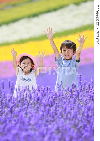 ラベンダー畑で手を振る兄妹 ラベンダー畑で手を振る兄妹 126946631