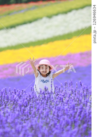 ラベンダー畑で手を振る少女 126946634