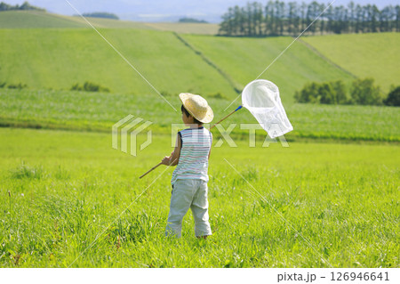 大草原で虫取り網を持って立つ少年 126946641
