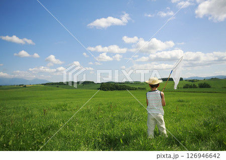 大草原で虫取り網を持って立つ少年 126946642