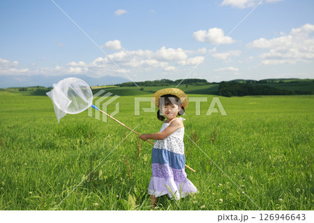 大草原で虫取り網を振る少女 大草原で虫取り網を振る少女 126946643