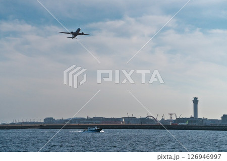 羽田空港C滑走路を離陸し上昇する旅客機を城南島海浜公園から望む 126946997