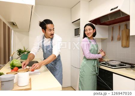 キッチンに立つ夫婦 キッチンに立つ夫婦 126947010
