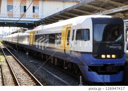 内房線の風景　E255系（特急新宿さざなみ）君津駅 126947417