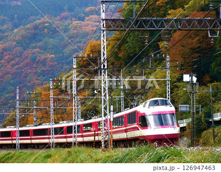 紅葉の山裾をゆくロマンスカー 往年のHiSE 紅葉の山裾をゆくロマンスカー 往年のHiSE 126947463