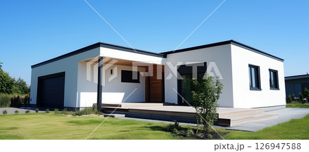シンプルな日本の平屋住宅、戸建て住宅 モノトーン 126947588