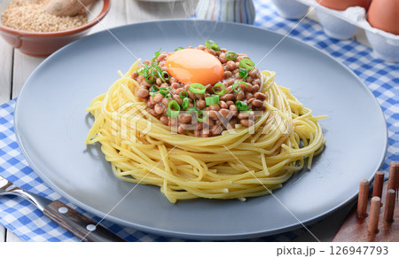 納豆パスタ 和風スパゲッティ 生卵と青ねぎの絶品麺 納豆パスタ 和風スパゲッティ 生卵と青ねぎの絶品麺 126947793