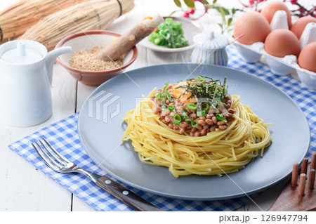 納豆パスタ 和風スパゲッティ 生卵と青ねぎの絶品麺 納豆パスタ 和風スパゲッティ 生卵と青ねぎの絶品麺 126947794