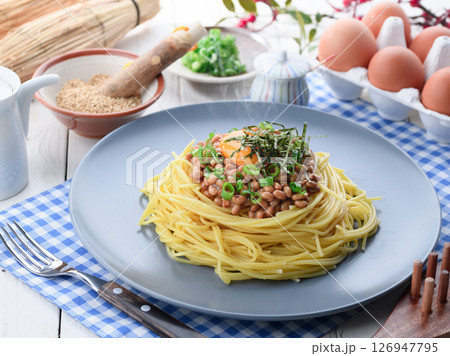 納豆パスタ 和風スパゲッティ 生卵と青ねぎの絶品麺 126947795