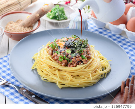 納豆パスタ 和風スパゲッティ 生卵と青ねぎの絶品麺 納豆パスタ 和風スパゲッティ 生卵と青ねぎの絶品麺 126947799