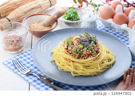 納豆パスタ 和風スパゲッティ 生卵と青ねぎの絶品麺 納豆パスタ 和風スパゲッティ 生卵と青ねぎの絶品麺 126947802