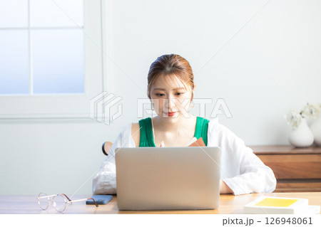 自宅でビデオ通話をする女性 126948061