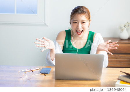 自宅でビデオ通話をする女性 126948064