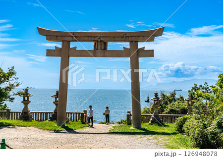 伊和都比売神社　海に向かって建つ鳥居と初秋の瀬戸内海2　兵庫県赤穂市 126948078