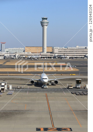 出発準備の旅客機　沖留めの旅客機 126948104