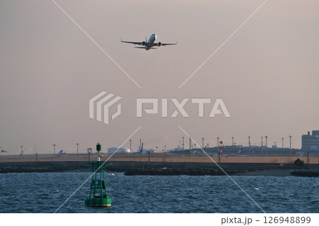 夕刻 羽田空港C滑走路を離陸した旅客機を城南島海浜公園から望む 夕刻 羽田空港C滑走路を離陸した旅客機を城南島海浜公園から望む 126948899