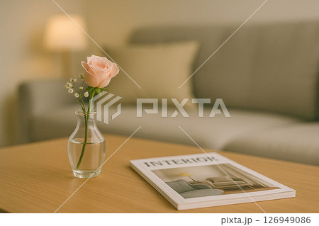 一輪のバラとインテリア雑誌が置かれたリビングテーブル 126949086