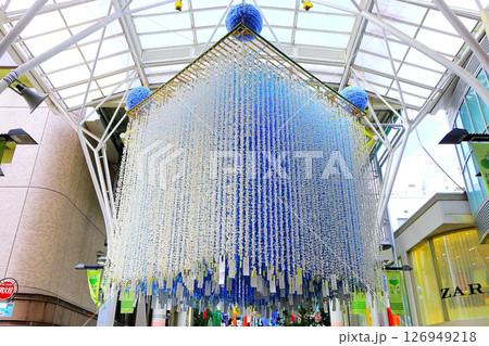 平和への願いをこめて学童たちが作った千羽鶴の七夕飾り 126949218