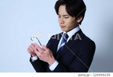 スマホとネガティブな男性会社員イメージ スマホとネガティブな男性会社員イメージ 126949230
