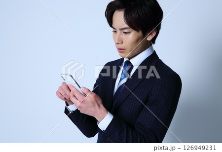 スマホとネガティブな男性会社員イメージ スマホとネガティブな男性会社員イメージ 126949231