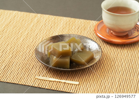 抹茶わらび餅と日本茶の和スイーツ 126949577
