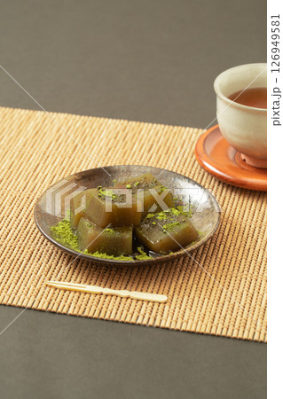 抹茶わらび餅と日本茶の和スイーツ 抹茶わらび餅と日本茶の和スイーツ 126949581