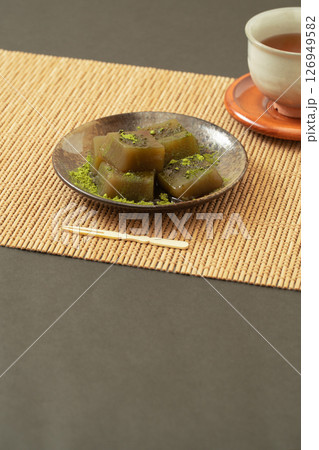 抹茶わらび餅と日本茶の和スイーツ 抹茶わらび餅と日本茶の和スイーツ 126949582