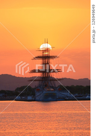 夕陽を浴びて停泊する海王丸 126949649