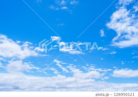 雨上がりの澄んだ青空と白い雲17 126950121