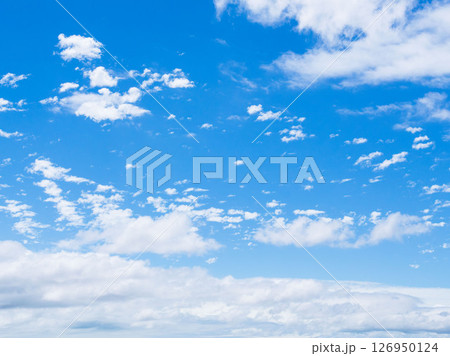 雨上がりの澄んだ青空と白い雲20 126950124