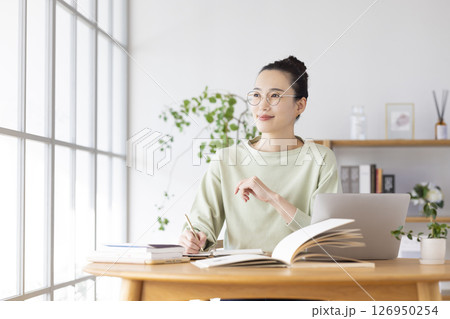 女性のライフスタイル　リスキリングイメージ　自宅で勉強する女性 126950254