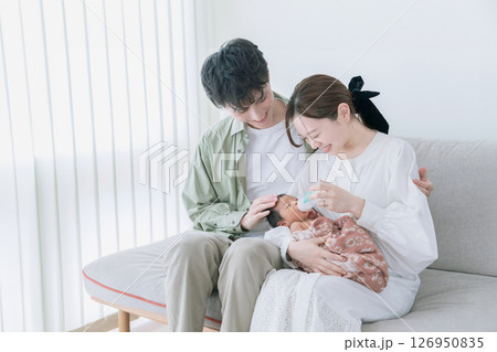新生児　家族団らん 126950835