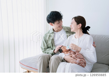 新生児 家族団らん 新生児 家族団らん 126950885