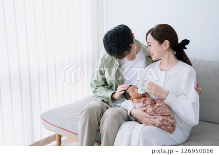新生児 家族団らん 新生児 家族団らん 126950886
