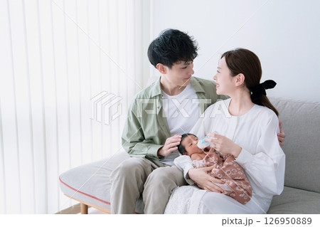 新生児 家族団らん 新生児 家族団らん 126950889