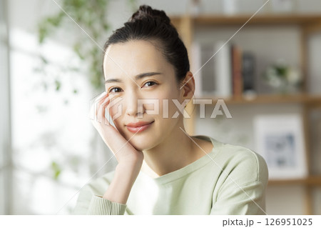 ビューティーイメージ リビングでリラックスしている女性 ビューティーイメージ リビングでリラックスしている女性 126951025