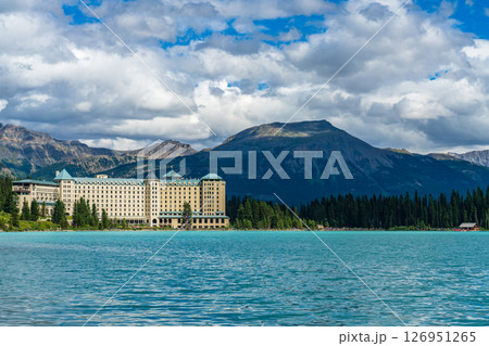 フェアモント シャトー レイク ルイーズ。夏、麗しのルイーズ湖 フェアモント シャトー レイク ルイーズ。夏、麗しのルイーズ湖 126951265