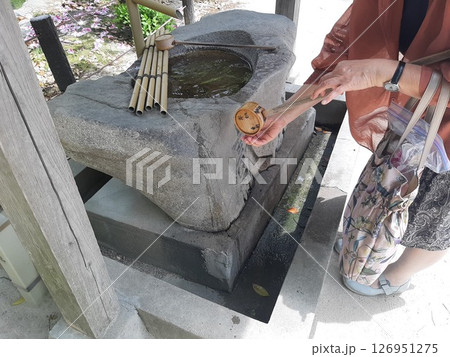 神社でお参りをする前の女性　お清め 126951275